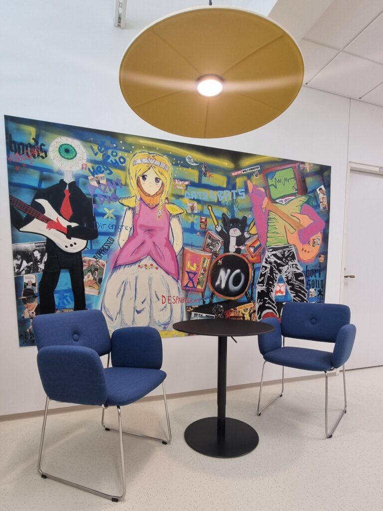 Tornio Kirjasto sisustussuunnittelu. Nuorisotilan grafitti taide seinä. Sisu Interior.