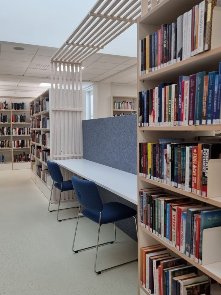 Tornion kirjasto etätyöpiste ja lukusali. Sisustussuunnittelu Sisu Interior