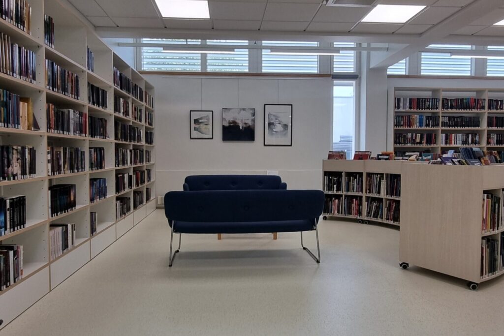 Tornion kirjastotokalusteet. Sisustussuunnittelu Sisu Interior